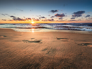 Fußabdrücke an der Ostsee im Sonnununtergang