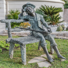 Penseur en pierre avec instrument de musique