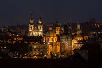 Fototapeta na wymiar .light from street lights and a view of the city of Prague