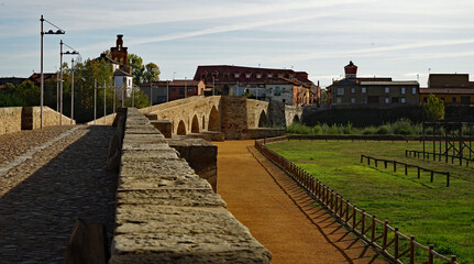 Hospital de Orbigo, Städtchen am Jakobsweg, dem  großen Pilgerweg Europas, Brücke über den Orbigo