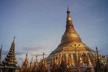 Fototapeta premium a large ornate building with Shwedagon Pagoda in the background
