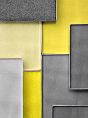 Palette des Augen-Make-ups der Hauptfarbe des Jahres. Nahaufnahme von trendigen getönten Lidschatten. Farbe des Jahres 2021 leuchtender und ultimativer grauer Hintergrund. Hauptfarbtrend. © shyrokova