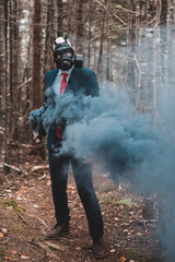 Obraz premium man with gas mask and smoke grenade