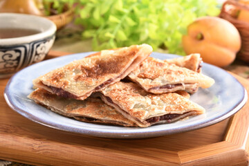  Fried pancakes filled with filling red bean paste