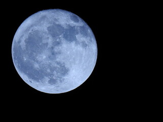 夜空に輝く大きな満月、癒し効果あり