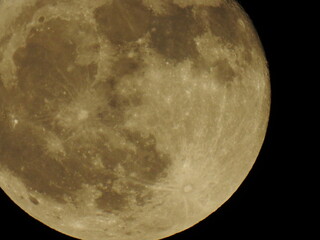 夜空に輝く大きな満月、癒し効果あり
