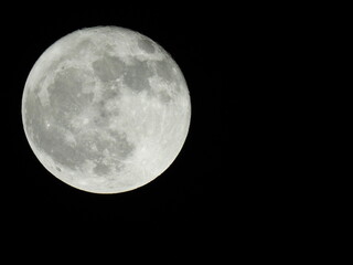 夜空に輝く大きな満月、癒し効果あり