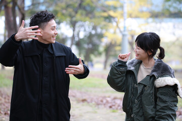 手話を話すカップルイメージ「映画」「いいね」