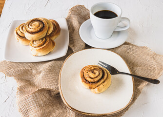 Rollos de canela en un plato con café