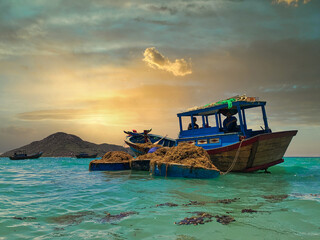 Obraz premium wooden fishing boat in the open ocean