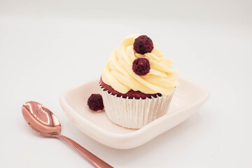 Muffin glaseado con detalles rojos