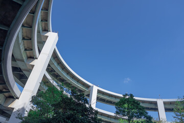 新木津川大橋の三重ループ高架道路を下から見上げる