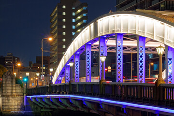 Obraz premium 大阪中之島 ライトアップされた堂島大橋