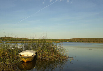 Obraz premium lake chilling with the lovely boat