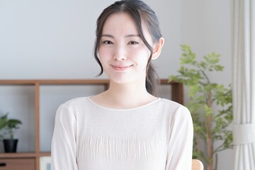 部屋でリラックスする日本人女性