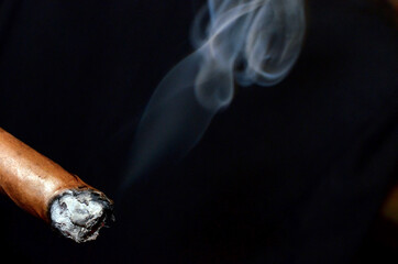 A Cuban cigar with smoke