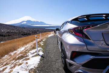 Fototapeta na wymiar 車と富士山と山中湖