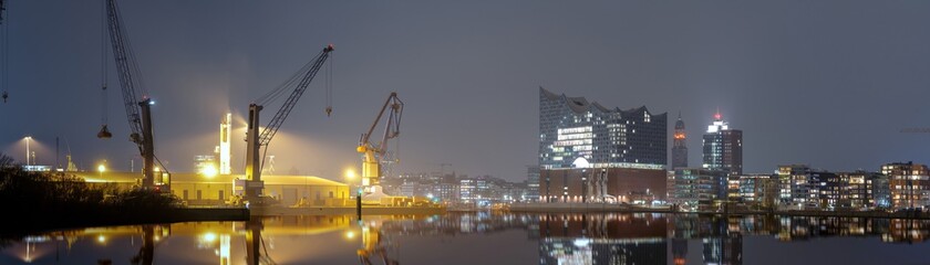 Obraz premium Hamburger Hafen bei Nacht mit Blick auf die Elbphilharmonie. 