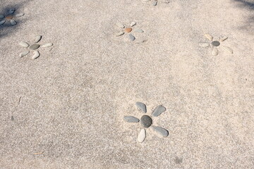 Decorate the floor with stones