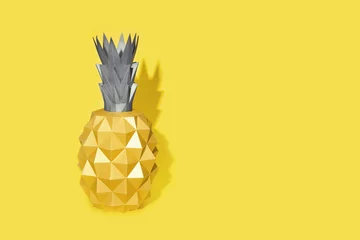 Sommerdesignhintergrund mit Form der Ananas aus Papier heraus. Trendfarbe 2021, leuchtendes Gelb und ultimatives Grau. © yrabota