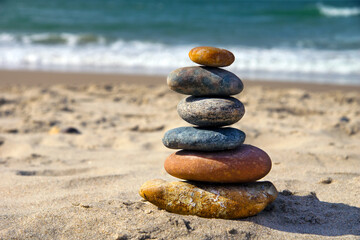 Fototapeta na wymiar pyramid of stones on the beach