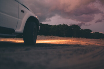 Fototapeta premium Jeep da fuoristrada per safari nel deserto pronta a partire.