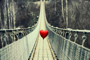 Hängebrücke mit Herzballon