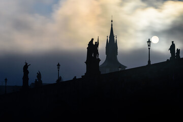 Obraz premium A mysterious autumn dawn at Charles Bridge covered in thick mist in historical center of Prague.