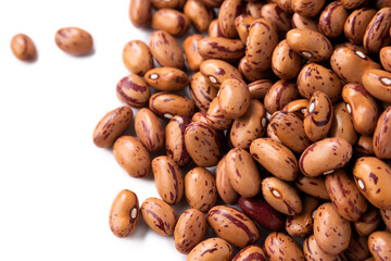 Mucchio di fagioli crudi su fondo bianco 