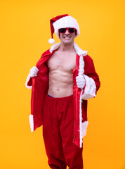 Sexy Weihnachtsmann mit Sixpack und Sonnenbrille