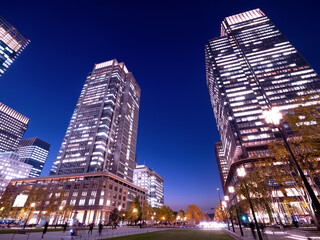 東京都　丸の内・ビジネス街の夕暮れ