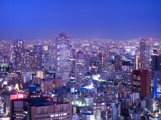 東京都　夕暮れの聖路加ガーデンと商業地域