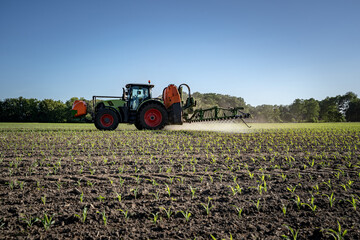 Pflanzenschutz im Ackerbau, moderne Landtechnik bei der Bekämpfung von Unkräutern im Mais. Symbolfoto. © Countrypixel