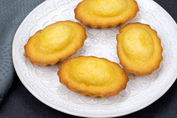plusieurs madeleines dans une assiette
