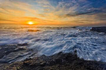 Naklejka premium Sea TBeach on rocks dawn east