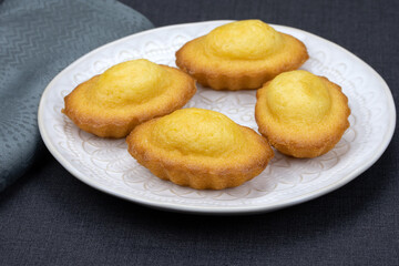 plusieurs madeleines dans une assiette