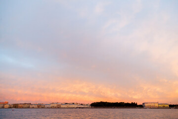 Obraz premium Sunset cityscape of Saint PEtersburg and Neva river