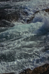 Obraz na płótnie Canvas waves crashing on rocks
