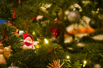 Weihnachtsbaum mit Christbaum Schmuck Engel