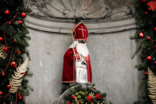 BRUSSEL, BELGIUM - Dec 06, 2020: Manneken Pis als Sinterklaas