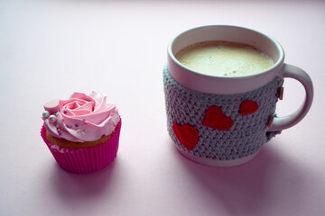 Cups of coffee with cupcake with cream and caramel drops