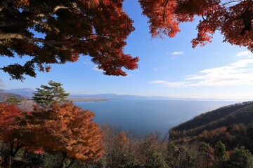 Fototapeta premium 奥琵琶湖パークウェイ 紅葉