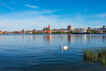 Naklejka premium Blick von Gehlsdorf über die Warnow auf die Hansestadt Rostock
