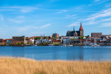 Blick von Gehlsdorf &uuml;ber die Warnow auf die Hansestadt Rostock