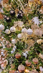 Un sapin de Noël décoré de boules et de guirlandes