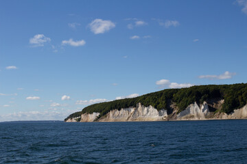 Naklejka premium Ostsee Kreidefelsen auf Rügen vom Meer mit blauem Himmel und Wolken