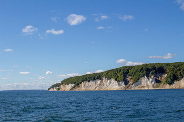 Naklejka premium Ostsee Kreidefelsen auf Rügen vom Meer mit blauem Himmel und Wolken