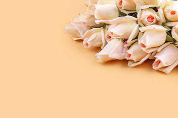 Beautiful bouquet of roses on a pastel background with copy space. Gift for holiday, birthday, Mother's Day, Valentine's day, Women's Day. Greeting card. Flat lay, top view.