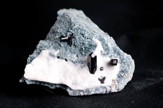 neptunite and natrolite on crosite