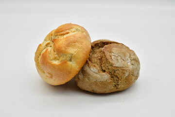 Ein Vollkornbrötchen und ein weißes Brötchen